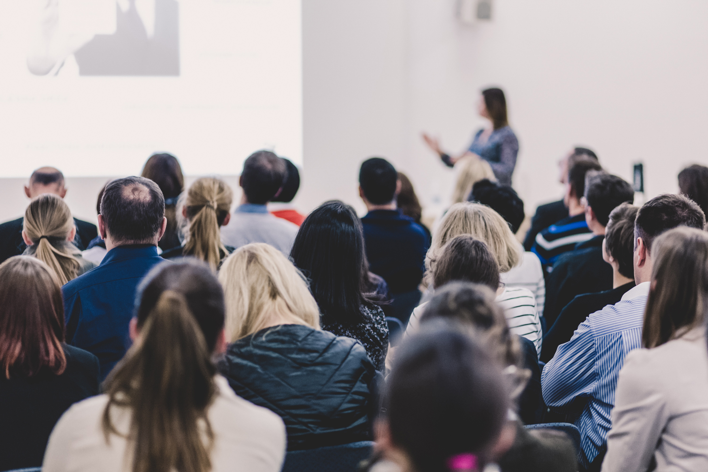 Eine starke Mitarbeiterbindung ist entscheidend für den nachhaltigen Erfolg eines Unternehmens. In meinen Trainings erfahren Sie, wie Sie durch gezielte Maßnahmen ein motiviertes und loyales Team aufbauen können. Sie lernen moderne Methoden der Teamentwicklung kennen, die nicht nur die Zusammenarbeit stärken, sondern auch die Innovationskraft und Effizienz fördern. Dabei setze ich auf praxiserprobte Strategien, die Ihnen helfen, Ihre wertvollste Ressource – Ihre Mitarbeiter – langfristig an Ihr Unternehmen zu binden und deren Potenziale voll auszuschöpfen.